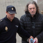 Un policía conduce a Sito Miñanco a la Audiencia de Pontevedra el pasado octubre.