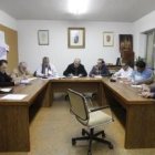 El nuevo concejal socialista, Carlos del Valle (segundo por la izquierda), tomó posesión en el pleno
