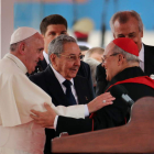 El papa saluda al arzobispo de La Habana junto a Castro.