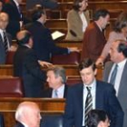 En la imagen los diputados del PP en el momento en que abandonaron ayer el Congreso