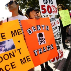 Activistas defensores de los derechos de los animales protestan, en la puerta del hipódromo de Santa Anita (Arcadia, California, EEUU), por la muerte de 22 purasangres.