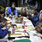 Una de las comidas de los ocho mineros encerrados en Santa Cruz