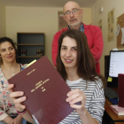 El coordinador de la ca´tedra, José Ramón Morala, con Lucía Blanco y María Jesús Vallejo.