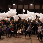 Niños y niñas de León en Espacio Vías sueltan globos de papel en el Día Internacional de la Infancia. MARCIANO PÉREZ
