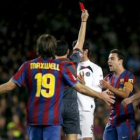 Xavi Hernández, Milito y Maxwell protestan al árbitro la expulsión de Piqué.