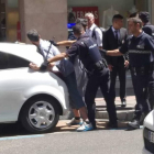 Momento en el que un agente de la Policía Municipal detiene al supuesto ladrón.
