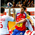 Alex Dujshebaev busca la portería de Polonia tras rebasar la defensa de Przemyslaw Krajewski. SALVADOR SAS