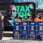 Manifestantes de Nueva York pedían este verano una tasa impositiva más alta para los millonarios como Bezos. JUSTIN LANE