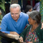 El presidente de la Fundación La Caixa, Isidre Fainé, con una indígena guatemalteca.