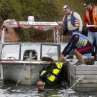 Los buzos trabajan en la zona donde naufragó el barco. LUIS EDUARDO NORIEGA A.