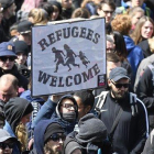 Manifestantes sostienen una pancarta de bienvenida a los refugiados, en una marcha en Colonia.