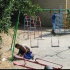 La imagen muestra a una brigada trabajando en un parque infantil