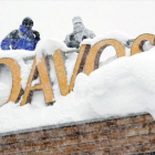 Francotiradores// Dos agentes de policía vigilan desde el tejado de un hotel de Davos (Suiza), donde hoy empieza el Foro Económico Mundial.