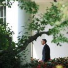 Barack Obama, pasea por los alrededores de la Casa Blanca en Washington.