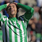 Rubén Castro se lamenta tras fallar una oportunidad, en un partido del Betis en el estadio Benito Villamarín.