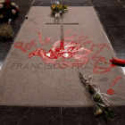 El artista gallego Tenreiro pintó una paloma y escribió «Por la libertad» en la lápida. PEDRO ARMESTRE