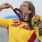 Marina Alabau celebra, transportada en su tabla de windsurf, el título de campeona olímpica tras la disputa de la Medal Race.