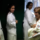 Una enfermera lleva a su madre al bebé recién nacido