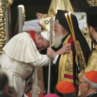 Bartolomeo de Constantinopla bendice al Papa durante la plegaria ecuménica celebrada en la iglesia patriarcal de San Jorge, en Estambul, este domingo.