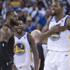 Kevin Durant celebra la victoria ante LeBron James.