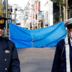 Policías de Tokio en el lugar del atropello.