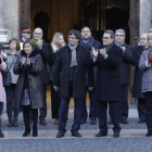 El presidente de la Generalitat, Carles Puigdemont (c), y la presidenta del Parlamento, Carme Forcadell (2i), junto al expresidente Artur Mas (2d); la exvicepresidenta Joana Ortega (i) y la exconsellera Irene Rigau (d).