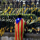 Multitud de lazos amarillos colgados en las verjas del parque de la Ciutadella para reclamar la libertad de los políticos presos.