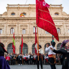 Desfile de pendones leoneses en el centro de Sevilla para honrar al Centro Leonés en la capital sevillana. EFE