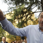 El candidato socialista, Pérez Rubalcaba, recibe el aplauso de sus simpatizantes, ayer en la localidad madrileña de Galapagar.