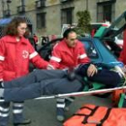 Varios voluntarios de la entidad Cruz Roja participan en un simulacro de accidente