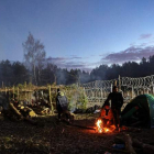 Los migrantes, a la intemperie junto a la alambrada entre la frontera de Bielorrusia y Polonia. STRINGER