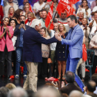 Felipe González saluda a Pedro Sánchez durante el acto en Sevilla del PSOE. JULIO MUÑOZ