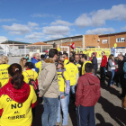Concentración de trabajadores, ayer, a las puertas de la fábrica en Palencia.