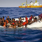 Rescate de una barcaza repleta de migrantes frente a las costas de Lampedusa.