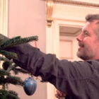 Federico de Dinamarca coloca un adorno en el árbol navideño. IG