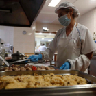 La cocina del comedor social de Asleca tiene listos los fogones y los encargos para cocinar los menús de Navidad.