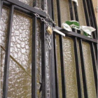 La oficina de Correos se aseguró con una cadena.