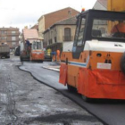 Las máquinas, durante los trabajos de arreglo de varias calles.