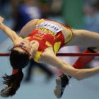 Beitia, en uno de sus saltos de clasificación para la final de los Mundiales de atletismo en pista cubierta de Polonia.