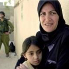 Una mujer y su hija palestina en el campo de refugiados de Al-Amari