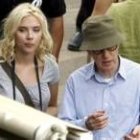 El director Woody Allen dando instrucciones a la actriz Scarlett Johansson