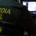 Un guardia civil investiga un ordenador de los criminales. EFE