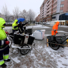 Operarios del servicio de limpieza de la capital esparcen sal en una nevada de febrero