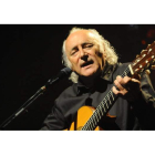 Imagen de archivo del cantautor leonés Amancio Prada durante un concierto. ABDELHAK SENNA