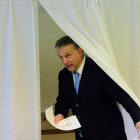 El primer ministro húngaro, Viktor Orban, deja la cabina electoral antes de votar en uno de los colegios electorales de Budapest .