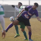 Ramírez, a la izquierda, y Álvaro pugnan por hacerse con la posesión del balón.