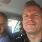El director del Trek, Steven de Jongh, junto a Frank de Boer durante una visita del exfutbolista  en el pasado Tour de Francia