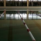 Los vecinos observan la piscina, el día de su inauguración