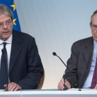 El primer ministro Gentiloni y el ministro de Economía, Padoan, comunicaron la decisión. CLAUDIO PERI