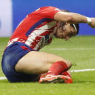Filipe Luis se lamenta de un resultado que deja al Atlético de Madrid contra las cuerdas. MARTÍN